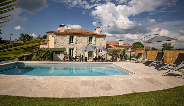Village house with heated pool, jacuzzi, fitness room & arcade games