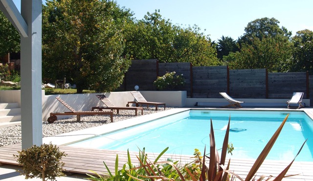 VILLAGE HOUSE WITH POOL, RELAXATION, LEISURE, VIEW ON THE PYRENEES GUARANTEED