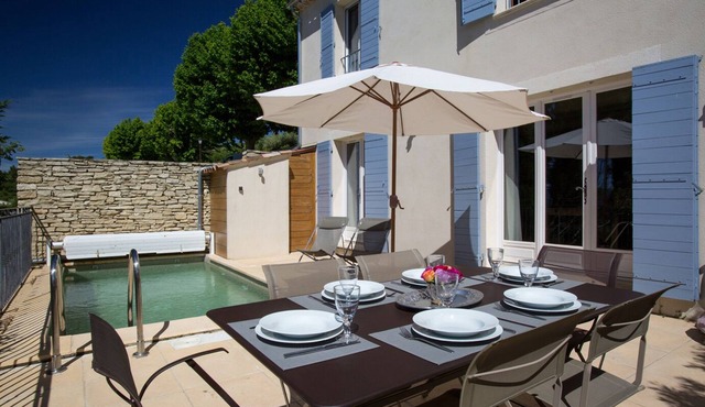 Village house with private pool and panoramic views of the Luberon mountains, peace and quiet.