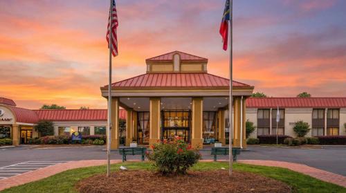 Village Inn Clemmons-Winston Salem, Trademark by Wyndham