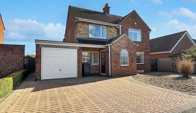 Village location 4 bed sleeps 7 garden & driveway