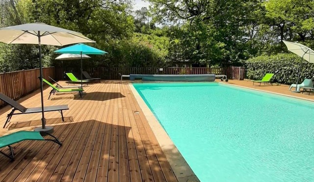 Village of 10 cottages with heated outdoor swimming pool, restaurant on 1 hectare of land