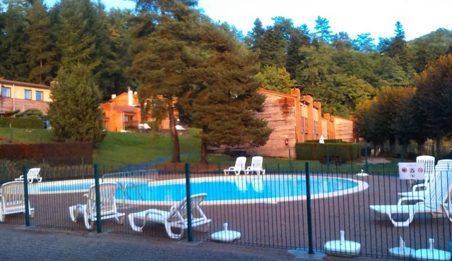 Village of lodgings on the banks of the Loire