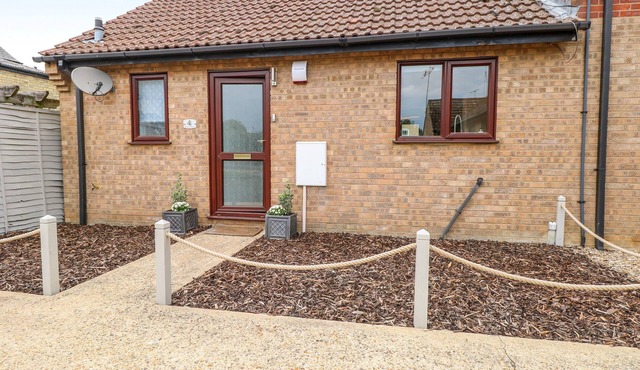 VILLAGE RETREAT, character holiday cottage in Littleport