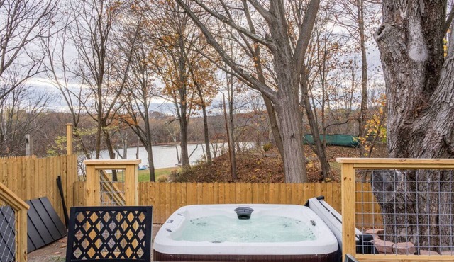 Village Retreat Hot Tub & Views