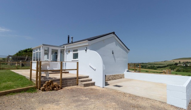 VILLAGE VIEW, pet friendly, with open fire in Burton Bradstock