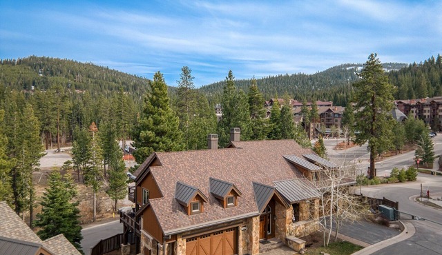 Village Walk - Private Hot Tub, HOA Amenities, Pet Friendly, Walk to Lifts!