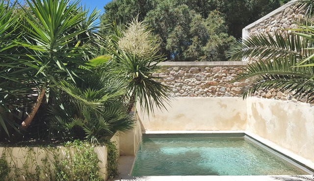 Villagehouse, AC, pool, unoverlooked patio, stores restaurants walking distance