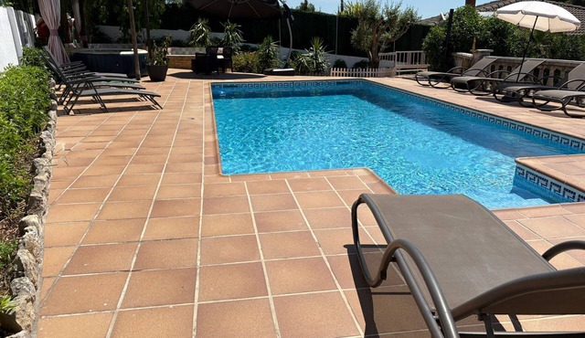 VILLAILUSIONS, RESORT AT 15KM SITGES. Swimming pool, sauna, spa, billiards, table soccer, barbecue.