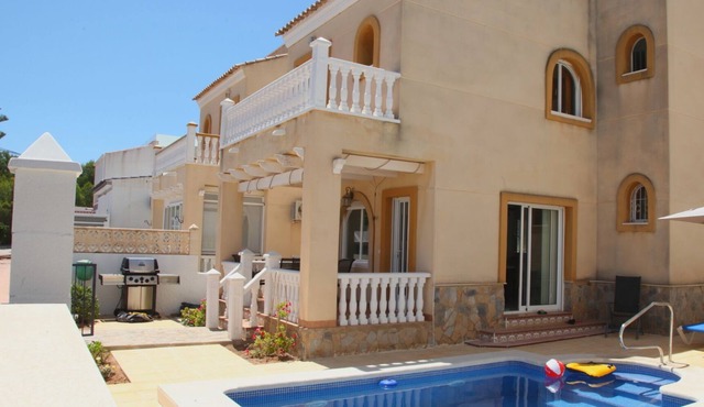 Villamartin Detached Villa. Private pool, Free WiFi & Air-con', Minutes - Beach.