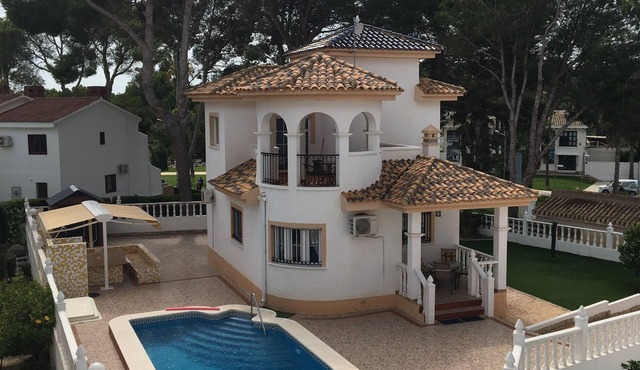 Villamartin Villa with Private Pool. 2 Min walk to Plaza. Lots of outdoor space.