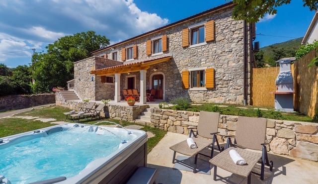 Villanuova with Hot tube for lovers of nature