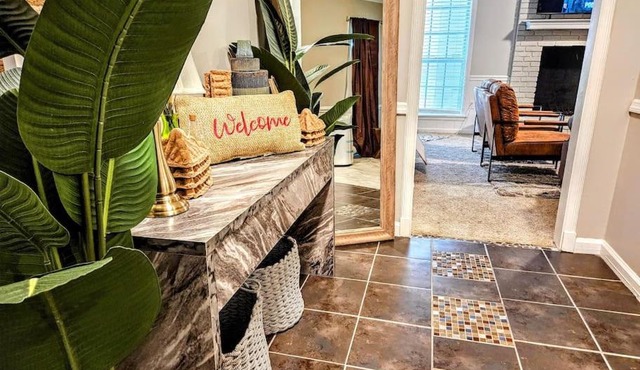 VillaQuèFrancia near Elvis Presley's Graceland 6 mins from Airport, Shuttle, & Rental Vehicle