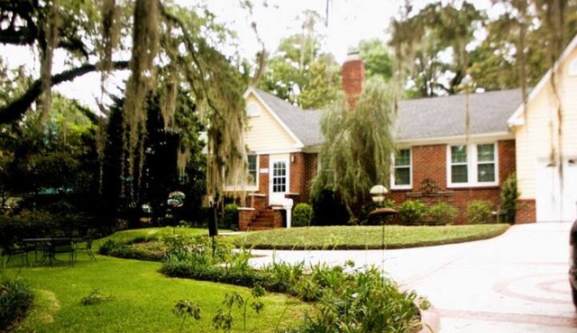 Villas @ Lake Ella Flat: 1br-1bth-desk