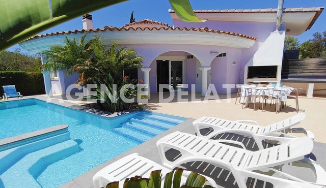 Villas with swimming pool and private Jacuzzi, 2 bedrooms, barbecue, Wifi