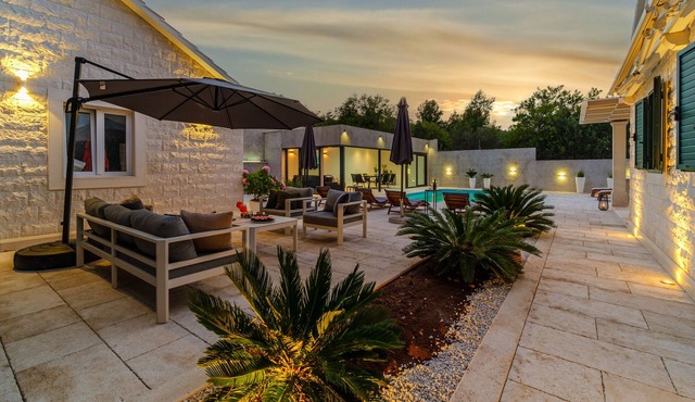 VillaTM - Modern Villa With Heated Pool and Poolhouse