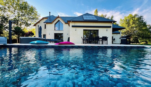 Villaveyron, 5* luxury gîte, heated pool, SPA, table soccer, table tennis.