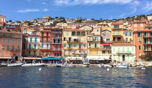 Villefranche centre, 3 bed waterfront, very large, quiet, No stairs , Sunny