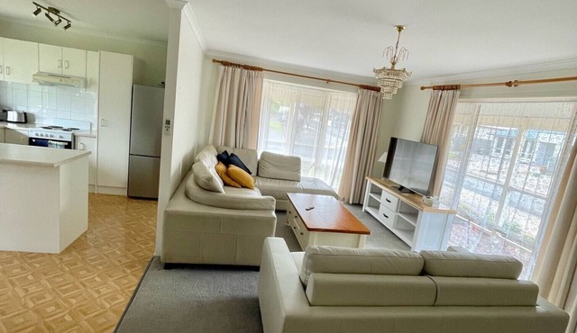 Vincent Hideaway - Walking distance to beach, shops & pub! Off Peak Special!