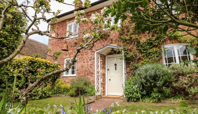 VINE COTTAGE, family friendly, character holiday cottage in Dunster