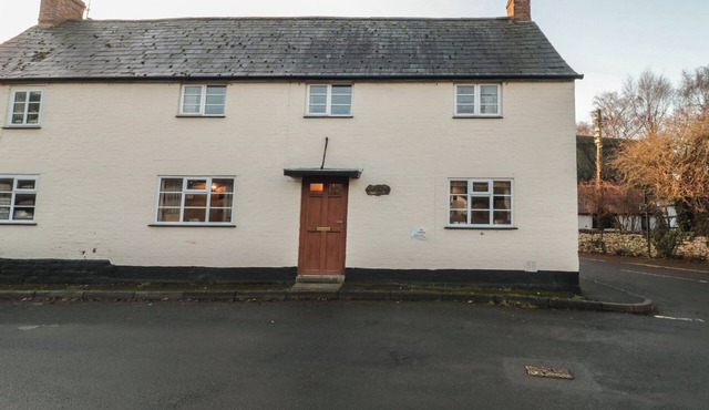 VINE COTTAGE, pet friendly, with open fire in Cheltenham