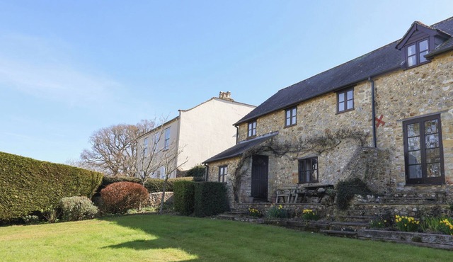 VINE COTTAGE, pet friendly, character holiday cottage in Musbury