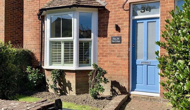 VINE COTTAGE, with a garden in Tenterden