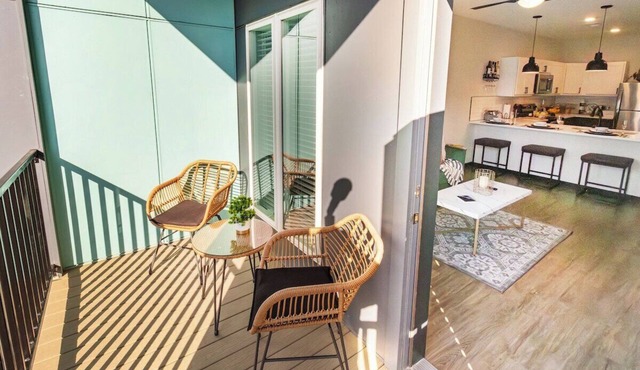 Vine · Downtown Apt w/Rooftop Yoga, W-Fi & Pet Friendly