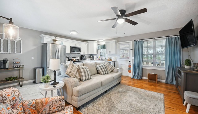 Vine Grove Home w/Deck, 4 Mi to Saunders Springs!