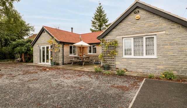 VINE LODGE, romantic, character holiday cottage in Martock