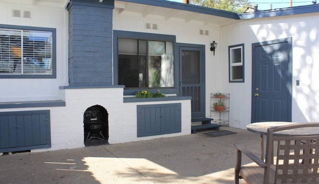 Vine Street Guest House is a Cozy Getaway! Minutes to Downtown!