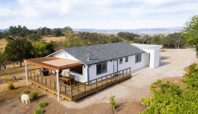 Vines & Views. Modern designer cottage with 360-degree views of vines & wildlife