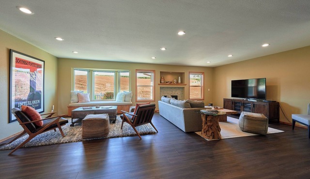 Vineyard Dreams: 3 Bed/3 Bath Executive Stay Home