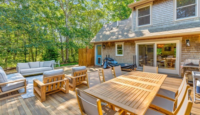 Vineyard Haven House: Beach, Fire Pit & Garden View