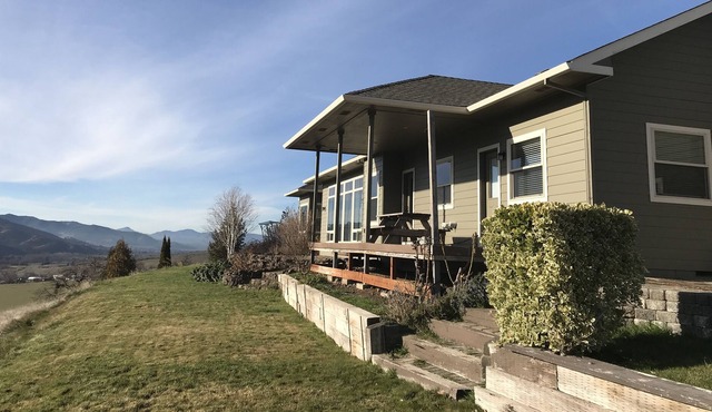 Vineyard Home w/ 360 Views, private walking, pet-friendly, 2 miles from town!