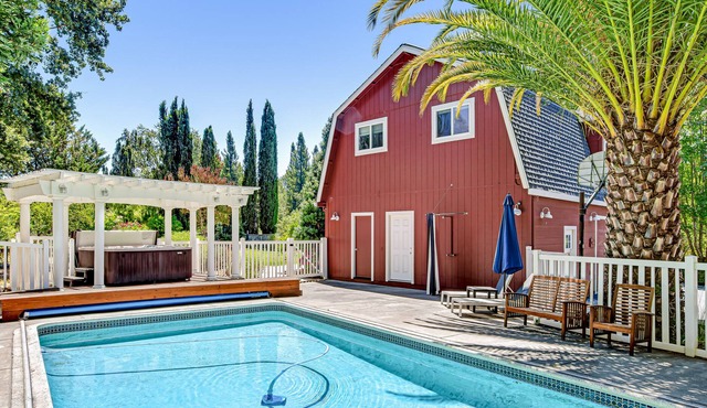 Vineyard home with private pool & hot tub, outdoor kitchen, fast WiFi & acreage