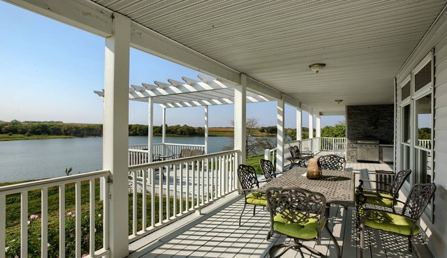 Vineyard House and Private Lake