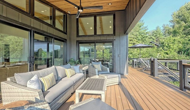 Vineyard House "Casa Tra Le Vigne" by Chatuge Home Concierge Lake access, firepit, ping pong