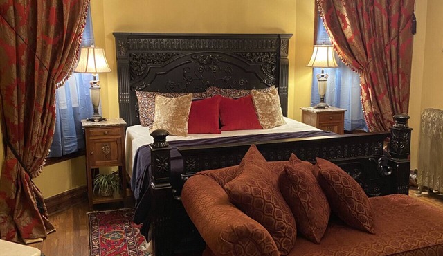 Vineyard Mansion - Benjamin Room - King Bed