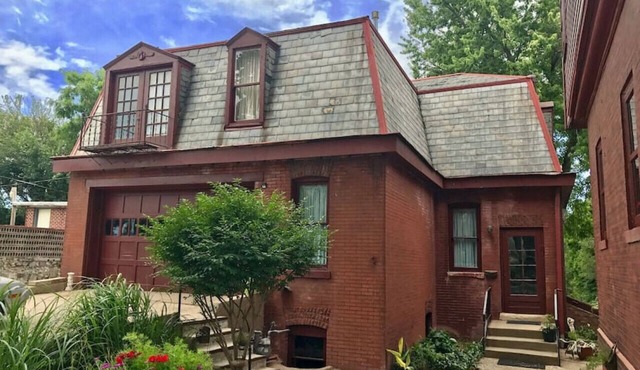 Vineyard Mansion - Carriage House - 1 Queen 1 Full Bed