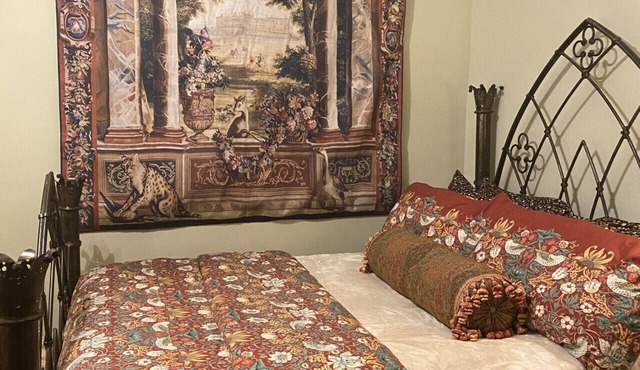 Vineyard Mansion - Crown Room - 1 Queen Bed