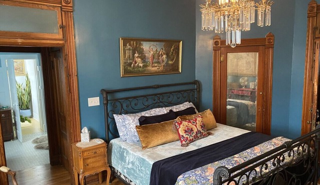 Vineyard Mansion - Emma Room - 1 King Bed