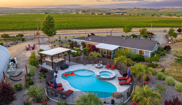 Vineyard Oasis: Pool & Views!