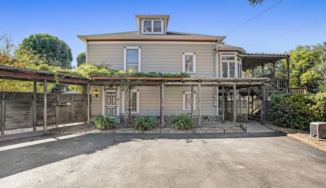 Vineyard's Edge - Charming Wine Country Retreat