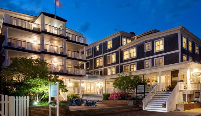 Vineyard Square Hotel & Suites