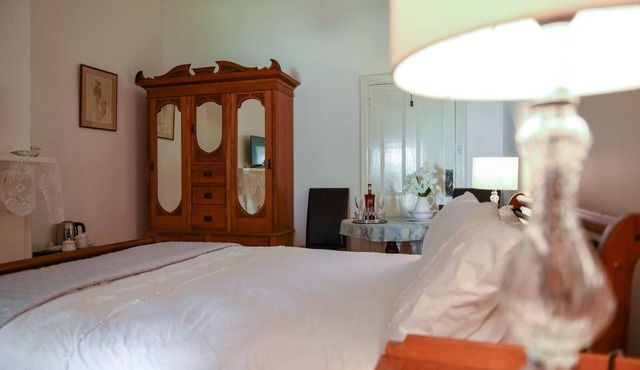 Vineyard Suite for a couple in Historical Homestead, relax on family winery.