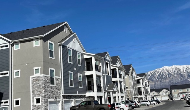 Vineyard UT - Lakeside condo, beautiful views and the perfect get away.