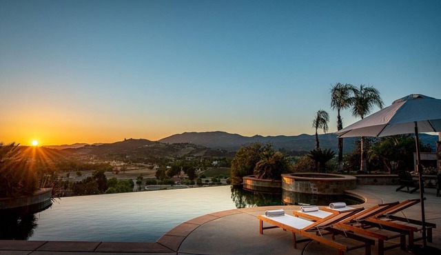 Vineyard View by Fieldtrip 8 Bd with Infinity Pool, Hot Tub, Games