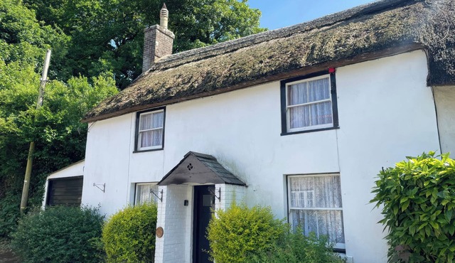 VINNEY COTTAGE, pet friendly, character holiday cottage in Owermoigne