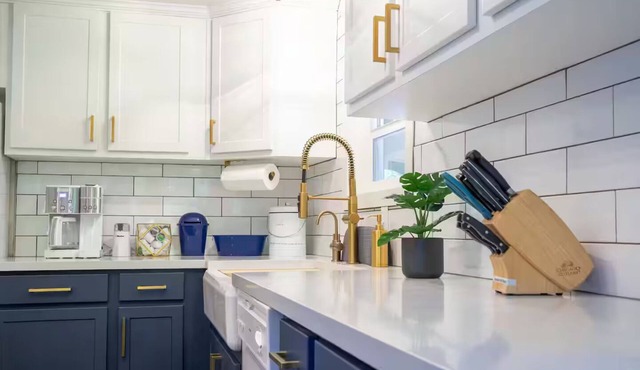 Vino Rio: Remodeled River House with Hot Tub, King size beds & Large Yard!